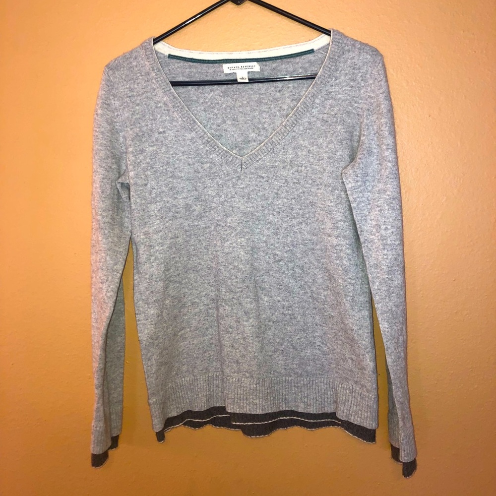 Gorgeous gray cashmere blend sweater w/black cuffs